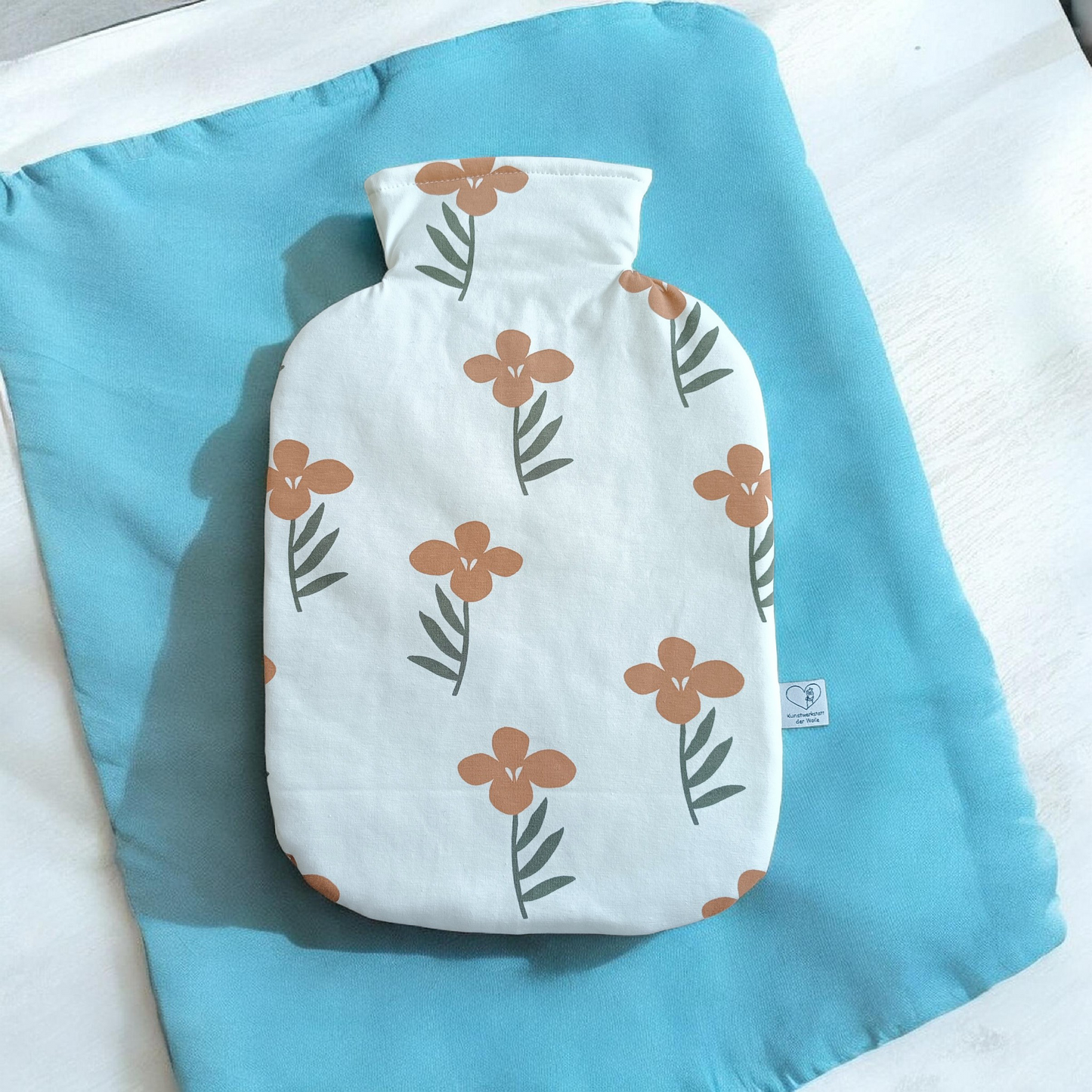 Wärmflasche 2 Liter im skandinavischen Stil mit Blumen
